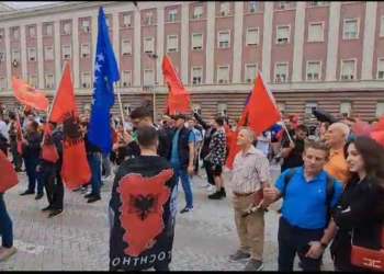 “Dje, sot, nesër, përjetë bashkë”, qytetarët protestojnë në mbështetje të Kosovës
