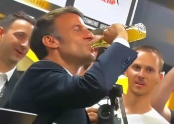VIDEO / Siç nuk e keni parë asnjëherë! Macron pi një shishe birrë me fund