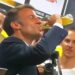 VIDEO / Siç nuk e keni parë asnjëherë! Macron pi një shishe birrë me fund