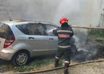 Mister shkaku/ Ishte i parkuar, merr flakë automjeti në Kavajë, dëshmitarët: Dëgjuam një shpërthim