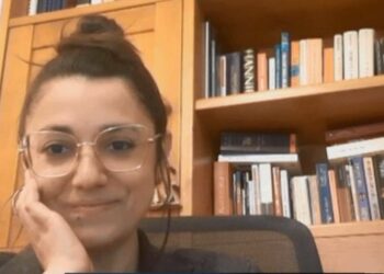 “E vizitoj shpesh Shqipërinë”/ Sindi Manushi, shqiptarja e parë kryebashkiake në Itali, rrëfen vështirësitë e emigrimit