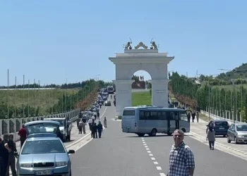 Si mbërritën muxhahedinët në Shqipëri? Nga marrëveshja me SHBA, deri te ngritja e kampit të Manzës