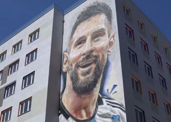 25 metra e gjatë, përfundon realizimi i murales së Lionel Mesit në Tiranë