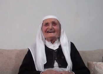 Me pe e gjilpërë një jetë të tërë/ 93 vjeçarja që qëndis trashëgiminë: Nuk u martova, më njohin si burrneshë