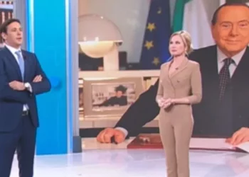 VIDEO/ Moderatorja e Mediaset shpërthen në lot për vdekjen e Berlusconit: Nuk mundem, vazhdoje ti…!