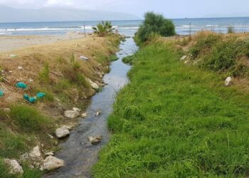 Jepet ‘alarmi’ në Durrës, mbetjet hidrokarbure hidhen në kanalizimet e Plazhit