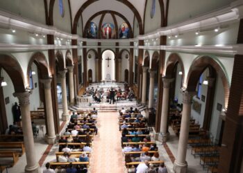 FOTOT/ Orkestra Simfonike e Forcave të Armatosura dhe “VOX Baroque” rikthejnë magjinë e muzikës baroke në Shqipëri