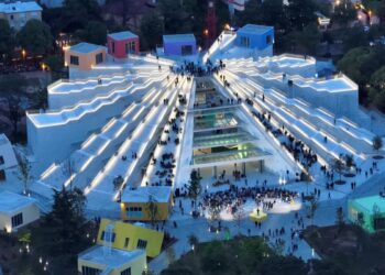 Transformimi i Piramidës, Deutsche Welle promovon Tiranën