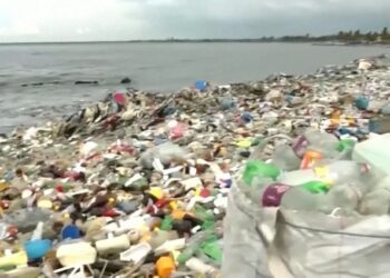 Plastika po ndot planetin. 22 milionë ton mbetje në vit përfundojnë në oqeane dhe toka