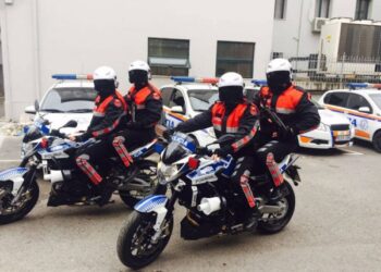 Po lëviznin me motor, përplasen nga makina dy efektivët e “Shigjetës” në Tiranë