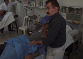“Dyshohet për 36 persona të lënduar”/ Mbi 7 orë kontroll në kampin e MEK, dhjetëra persona të arrestuar