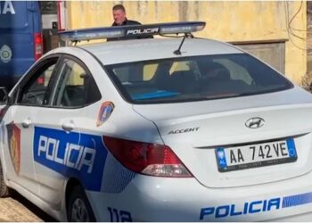 Gjendet një çantë e dyshimtë në Tiranë, policia rrethon zonën. Detajet e para