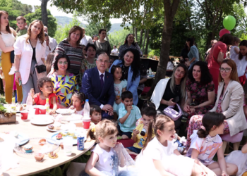 Presidenti Begaj dhe Zonja e Parë festojnë me fëmijët e ushatarakëve në shtëpinë e foshnjës