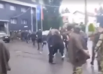Protestuesit serbë thyen kordonin e KFOR-it dhe tentuan të hyjnë në komunë, Policia: Situata është qetësuar
