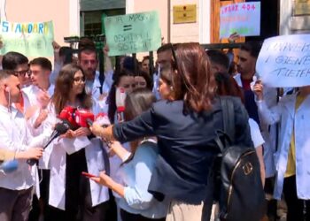 Studentët e Mjekësisë protestë kundër draftit: S’duam punësim me detyrim