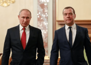 Udhëheqësit rusë hedhin poshtë aludimet se janë arratisur: Putin dhe Medvedev janë në Kremlin në krye të detyrës