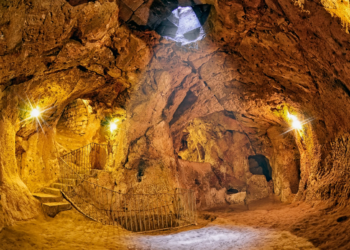 Një burrë çau murin e bodrumit të tij dhe zbuloi tunelet, misteri i qytetit antik në Turqi