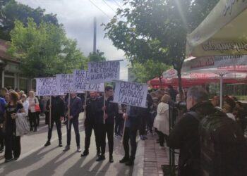 Serbët në veri ngrenë pankarta: Nuk do të na dëboni nga shtëpitë tona