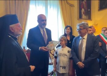 VIDEO/ Rama vizitë në Kalabri i shoqëruar nga 3 kryebashkiakë të rinj! Shkëmben dhurata simbolike me peshkopin e Eparkisë Arbëreshe të Ungrës