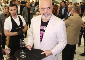 FOTO/ 32 vjetori i PS, Rama kujdeset për gratë socialiste në festë, u ofron nga një gotë verë