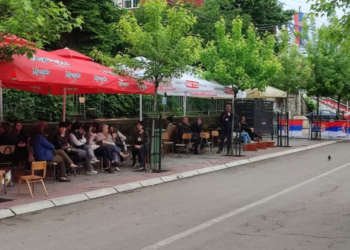 Qetësohet situata në veri të Kosovës, selitë e komunave nën ruajtjen e KFOR-it
