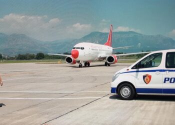 Marrëveshja me Britaninë/ Kthehen në Shqipëri 50 emigrantë të paligjshëm, Policia: Nuk kanë respektuar detyrimet