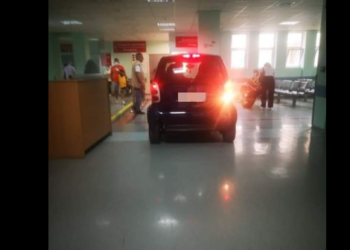 Incident i pabesueshëm në Urgjencë, pacienti futet brenda në spital me makinë