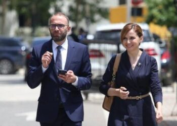 Pse po shpërbëhet grupi parlamentar i PD-së?!