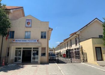Emrat/ Policia e Tropojës: 49-vjeçari plagosi dy persona, njëri prej tyre kalimtar i rastit. Rrethohet zona