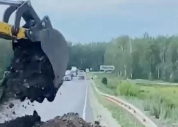 Lufta civile në Rusi/ Ushtria ruse hap gropa të mëdha në autostradë për të bllokuar përparimin e Wagner drejt Moskës