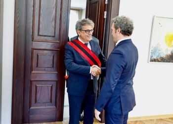 Rrotacion paqësor/ Beci i shtrëngon dorën dhe i merr Spahisë çelësat e bashkisë: Derën do ta kesh gjithmonë të hapur