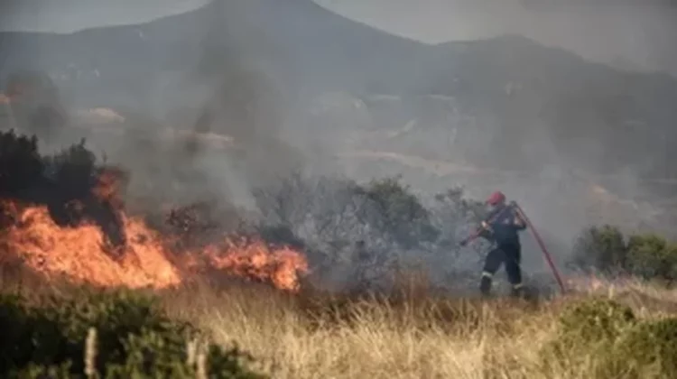 FOTO| Flakët pushtojnë Greqinë, rrezikon të kthehet në vend afrikan