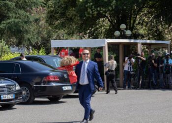 FOTO/ Buqeta me grurë e Korreshit dhe parada e ministreve e deputeteve sot në Parlament