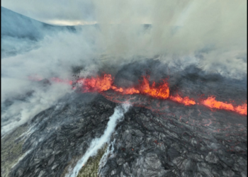 FOTO / Mrekullia e frikshme, lava rrjedh lumë 50 km larg Rejkjavikut