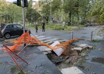Moti i keq në Milano dhe Lombardi të Italisë, një 16-vjeçare vdes nga rrëzimi i një peme