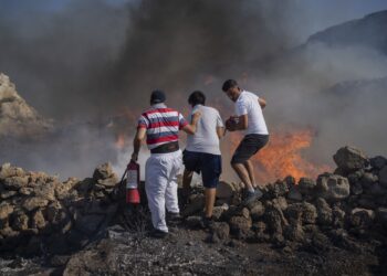 Zjarret në Greqi/ 342 mijë hektarë të djegur në 7 ditë, largohen 2 mijë turistë nga Rodosi e Kreta