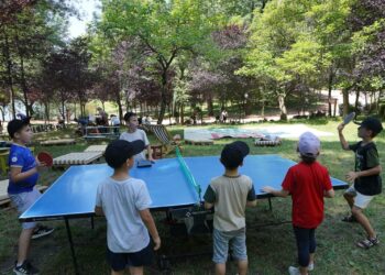 FOTO / Fëmijët i bashkohen kampit veror në parkun e madh të Liqenit Artificial