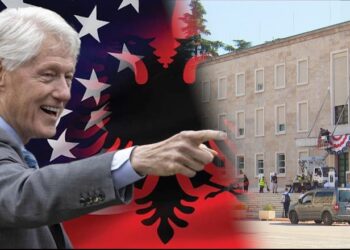Mbërrin ish-presidenti amerikan Bill Clinton, forca të shumta të policisë rrethojnë Rinasin