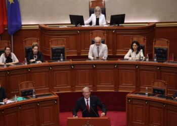 “Rithemelimi” kërkesë Nikollës për debat publik për çështjen e Arben Ahmetajt
