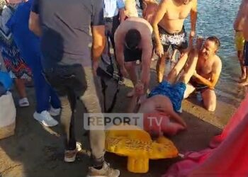 “I ra tensioni në ujë”/ Rrezikoi të mbytej në plazh, shpëtohet mrekullisht i moshuari në Durrës