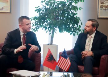 Balla pret përfaqësuesit e lartë të ambasadës amerikane: Bashkëpunimi me agjencitë ligjzbatuese të SHBA, strategjik