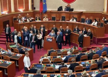 Mocioni me debat për Ahmetajn/ Ndërpritet seanca për 30 minuta, mblidhet Konferenca e Kryetarëve