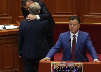 FOTOLAJM/ Deputeti i vjetër socialist i uron detyrën e ministrit, Taulant Ballës