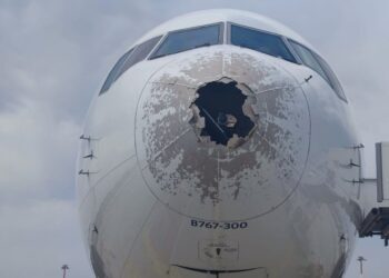 FOTOLAJM/ Breshëri dëmton aeroplanin e linjës Milano-Nju Jork, piloti bën ulje emergjente