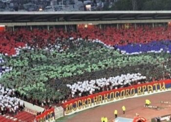 “Kur ushtria të kthehet në Kosovë”, tifozët e Crvena Zvezda-s shpalosin pankartën kundër shqiptarëve