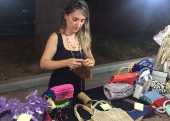 FOTOT/ Ekonomistja vlonjate zgjedh artizanatin pas 15 vjetësh karrierë