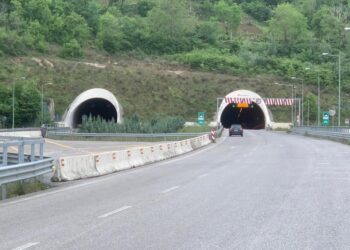 Dëmtohet linja e Tensionit të Lartë pranë Tunelit të Kërrabës, disa zona pa energji elektrike