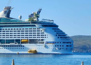 FOTO / Kroçera “Explorer of the Seas” me 2600 turistë për herë të parë në Sarandë