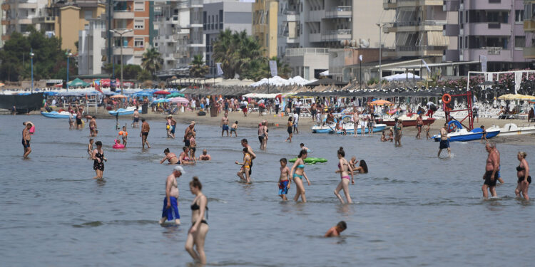 Pushues duke u lare ne plazhin e Durresit, i cili laget nga deti Adriatik, teksa temperaturat e larta deri ne 42 grade celcius kane pushtuar Shqiperine./r/n/r/nVacationers swimming in the beach of Durres, as high temperatures up to 42 degrees have engulfed Albania.