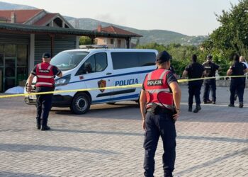 ‘Toli’ ekzekutohet me breshëri plumbash përballë shtëpisë së Ardian Nikulajt